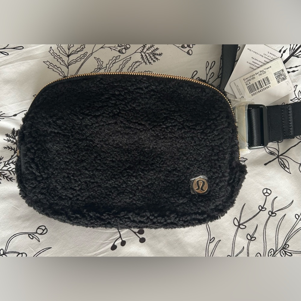 Lululemon Everywhere Belt Bag Fleece - Black w/Gold Hardware lulu Bag Inclu NWT